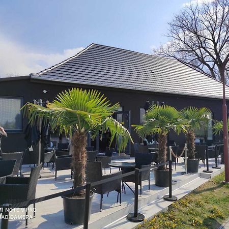 Waterfront Lodge Dunapataj Bagian luar foto