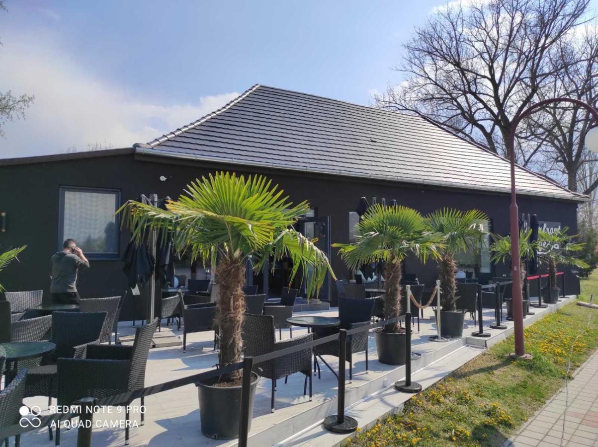 Waterfront Lodge Dunapataj Bagian luar foto
