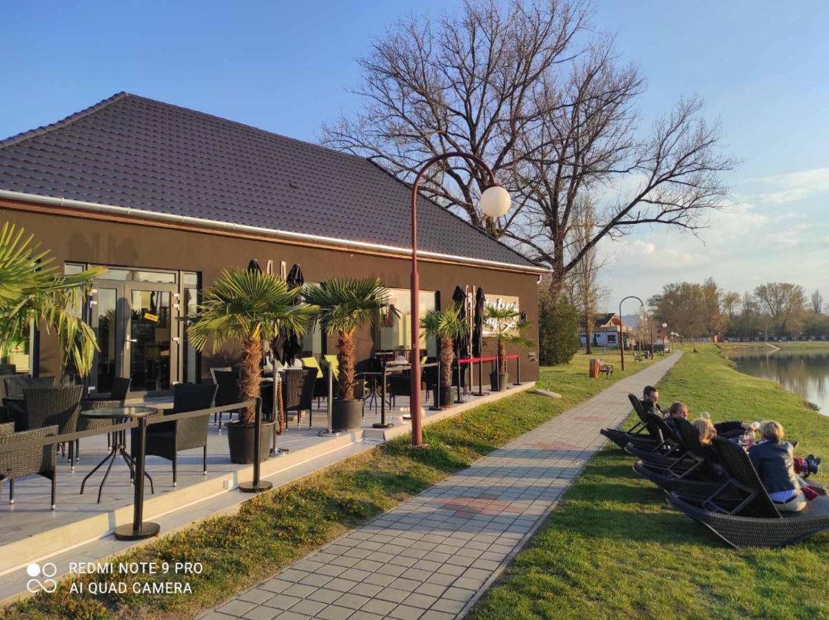 Waterfront Lodge Dunapataj Bagian luar foto
