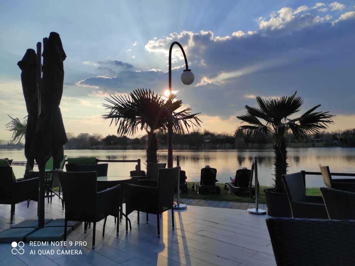 Waterfront Lodge Dunapataj Bagian luar foto