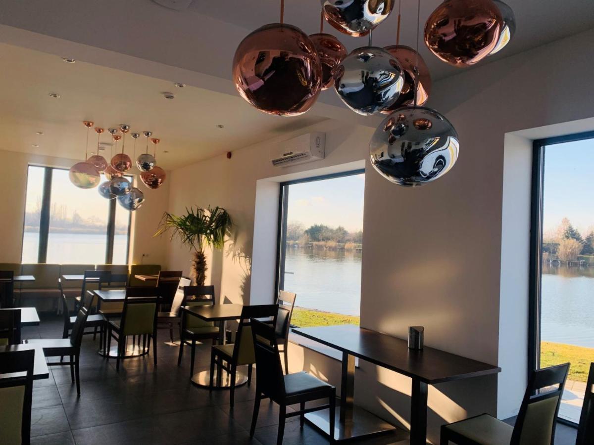 Waterfront Lodge Dunapataj Bagian luar foto