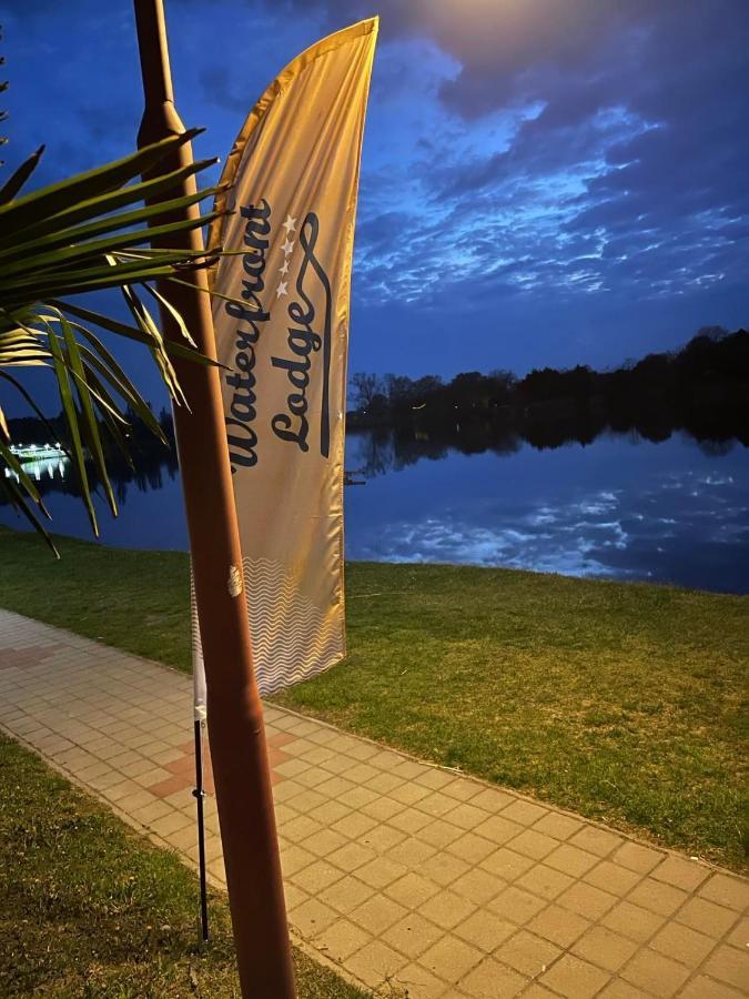 Waterfront Lodge Dunapataj Bagian luar foto