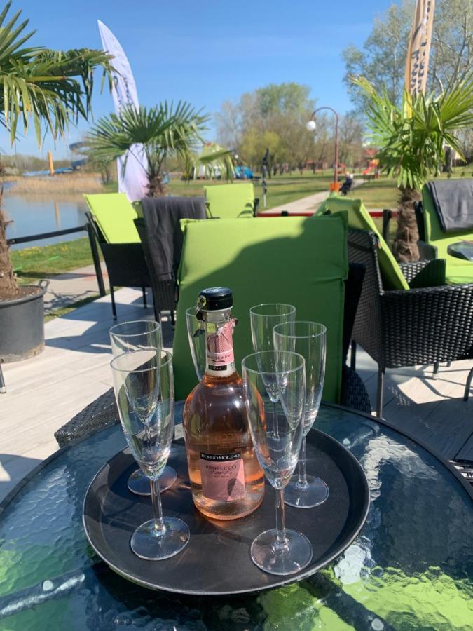 Waterfront Lodge Dunapataj Bagian luar foto