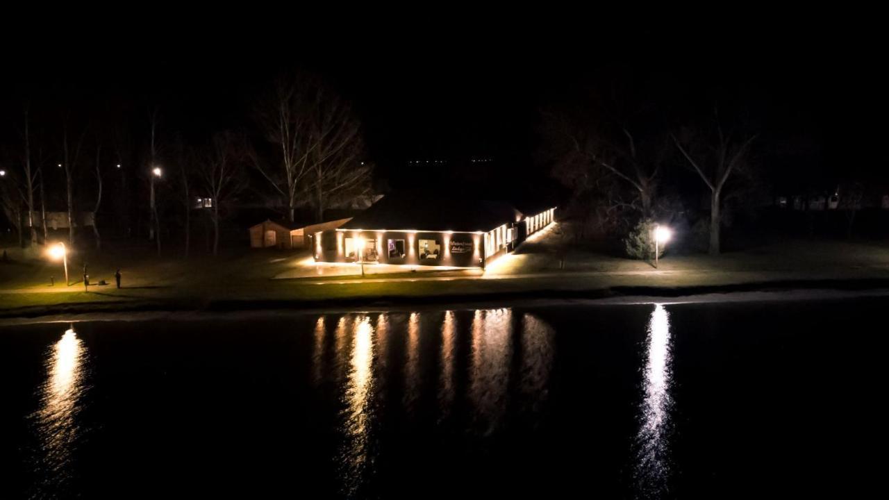 Waterfront Lodge Dunapataj Bagian luar foto