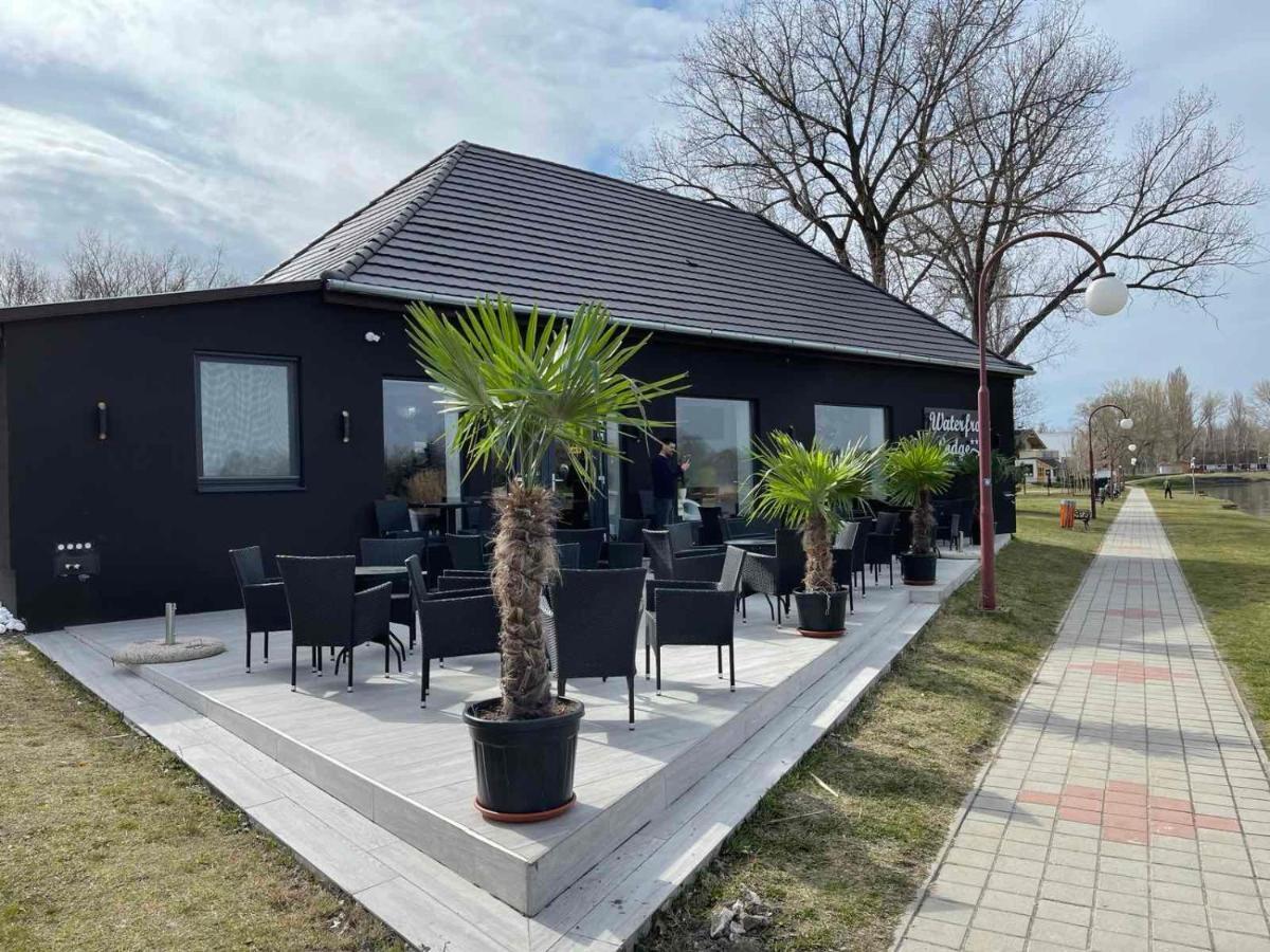 Waterfront Lodge Dunapataj Bagian luar foto