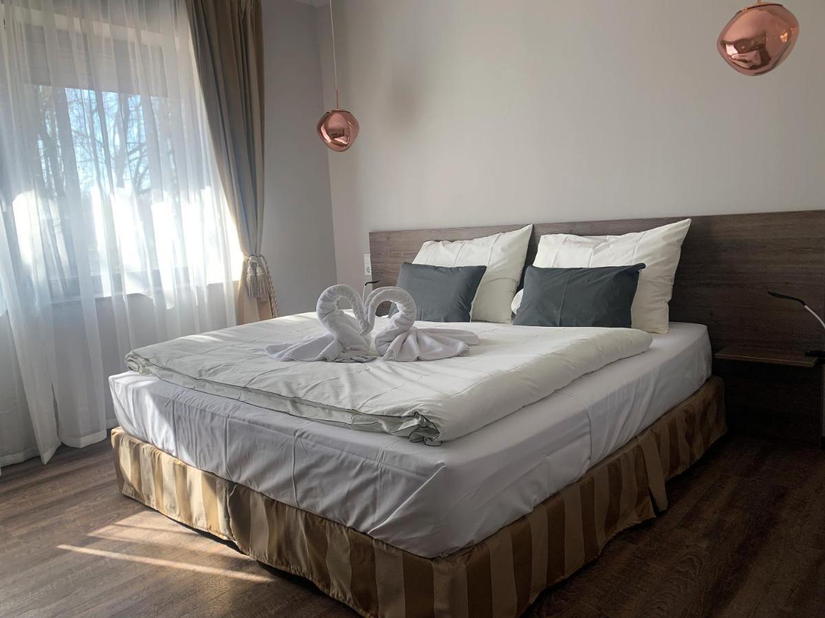 Waterfront Lodge Dunapataj Bagian luar foto