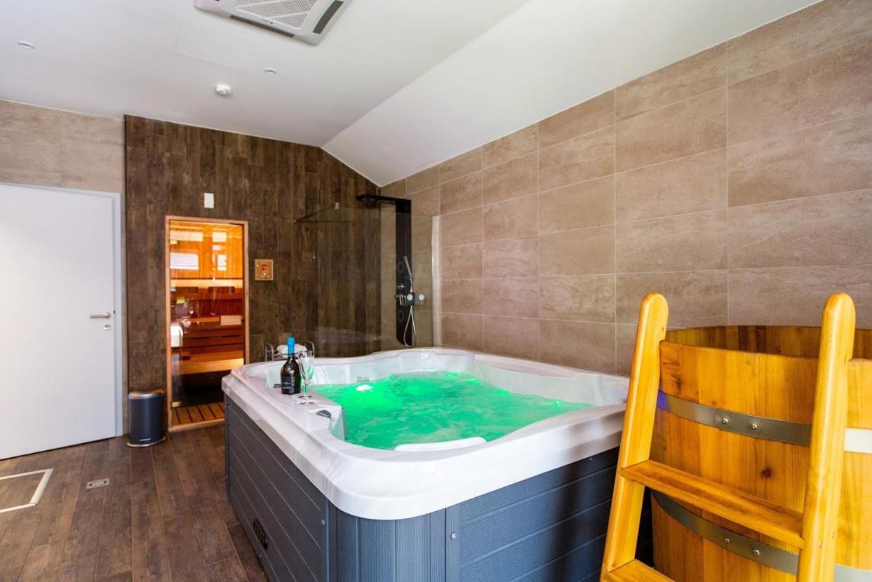 Waterfront Lodge Dunapataj Bagian luar foto