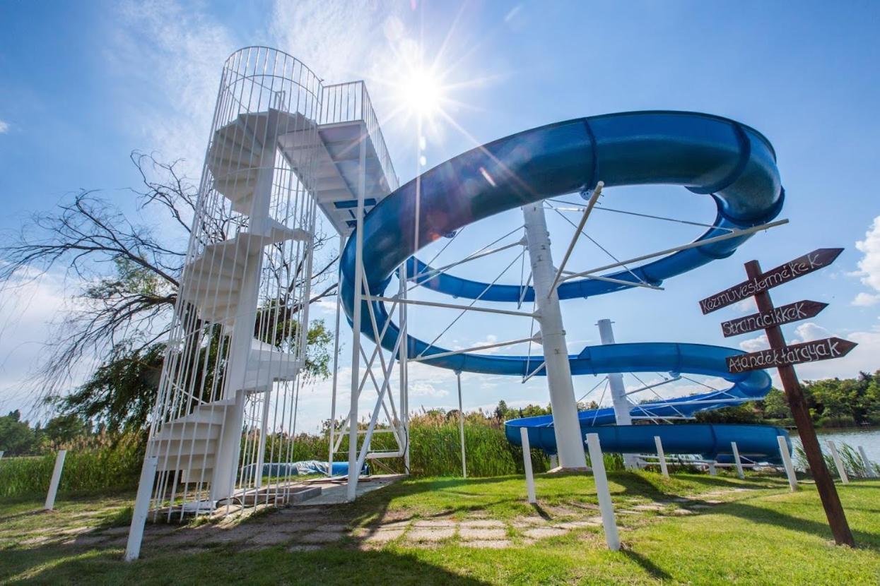 Waterfront Lodge Dunapataj Bagian luar foto