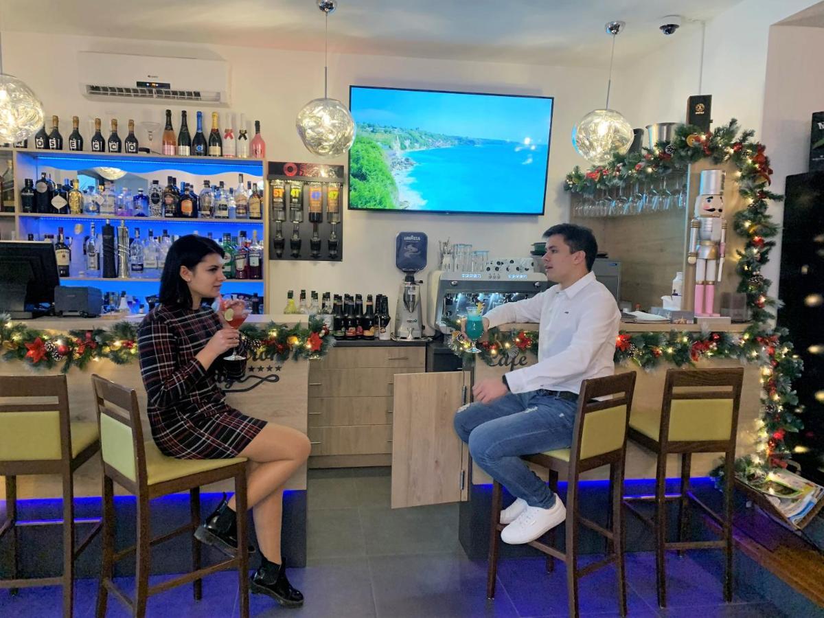 Waterfront Lodge Dunapataj Bagian luar foto