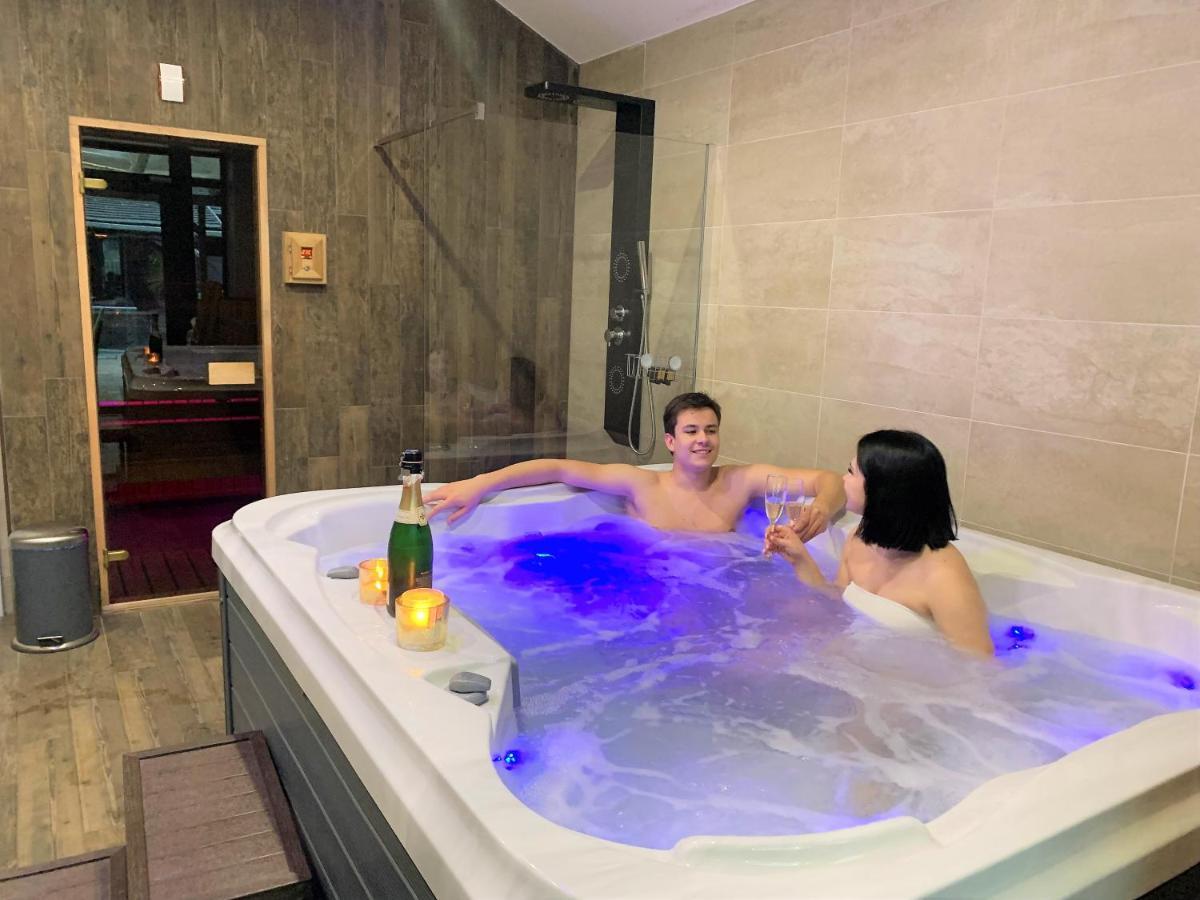 Waterfront Lodge Dunapataj Bagian luar foto